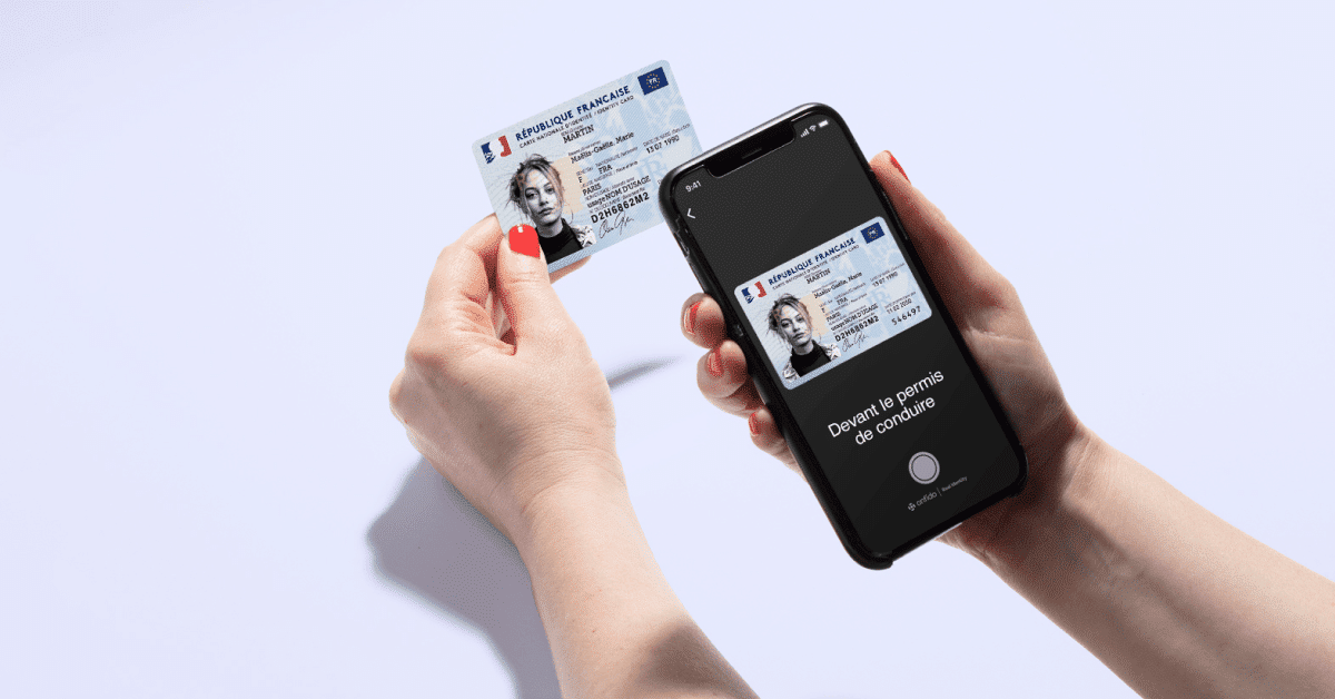 Une personne scanne sa pièce d'identité avec son smartphone.