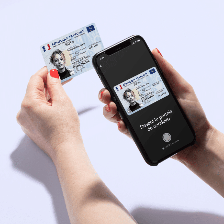 Un utilisateur enregistrant sa pièce d'identité à l'aide de son smartphone.